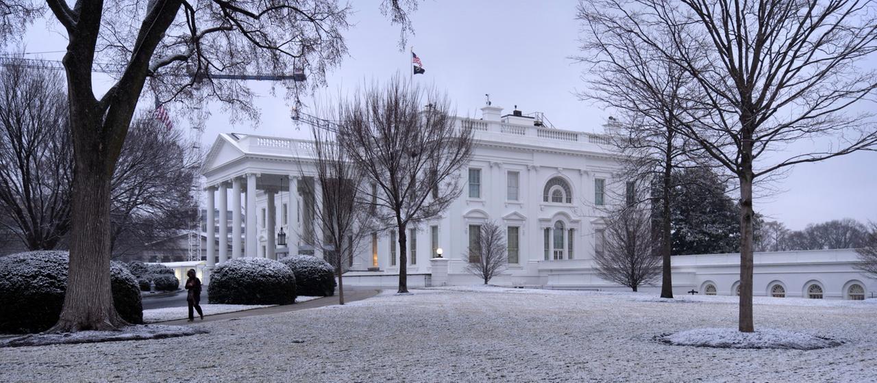 Schnee fällt vor dem Weißen Haus