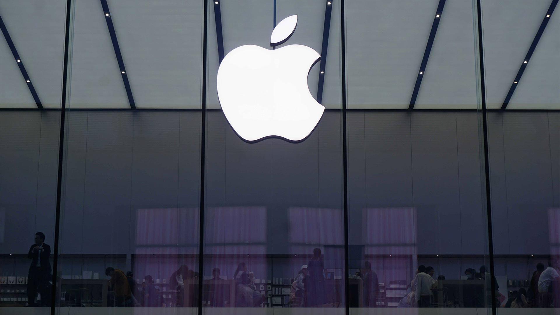 Apple Logo an einer dunklen Glasfassade. | picture alliance / ROPI