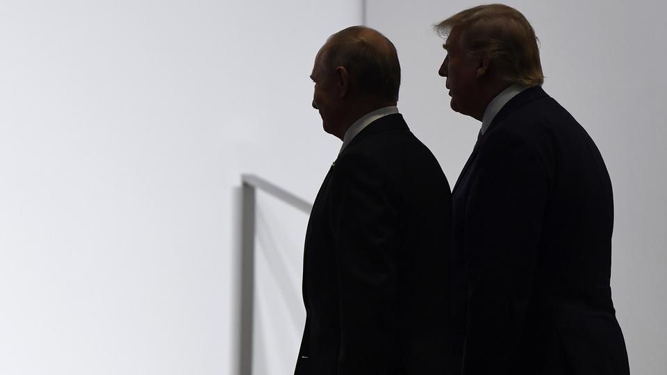 Putin und Trump beim G20-Gipfel im japanischen Osaka 2019: Seither haben sie zwar viel telefoniert, sich aber bis jetzt nicht mehr persönlich getroffen. | AP Wladimir Putin und Donald Trump (Archivbild: Juni 2019)