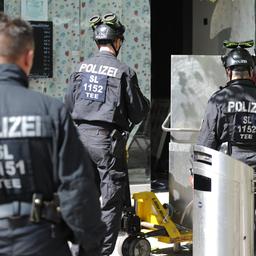 Polizisten sichern im Rahmen einer Razzia Beweismittel