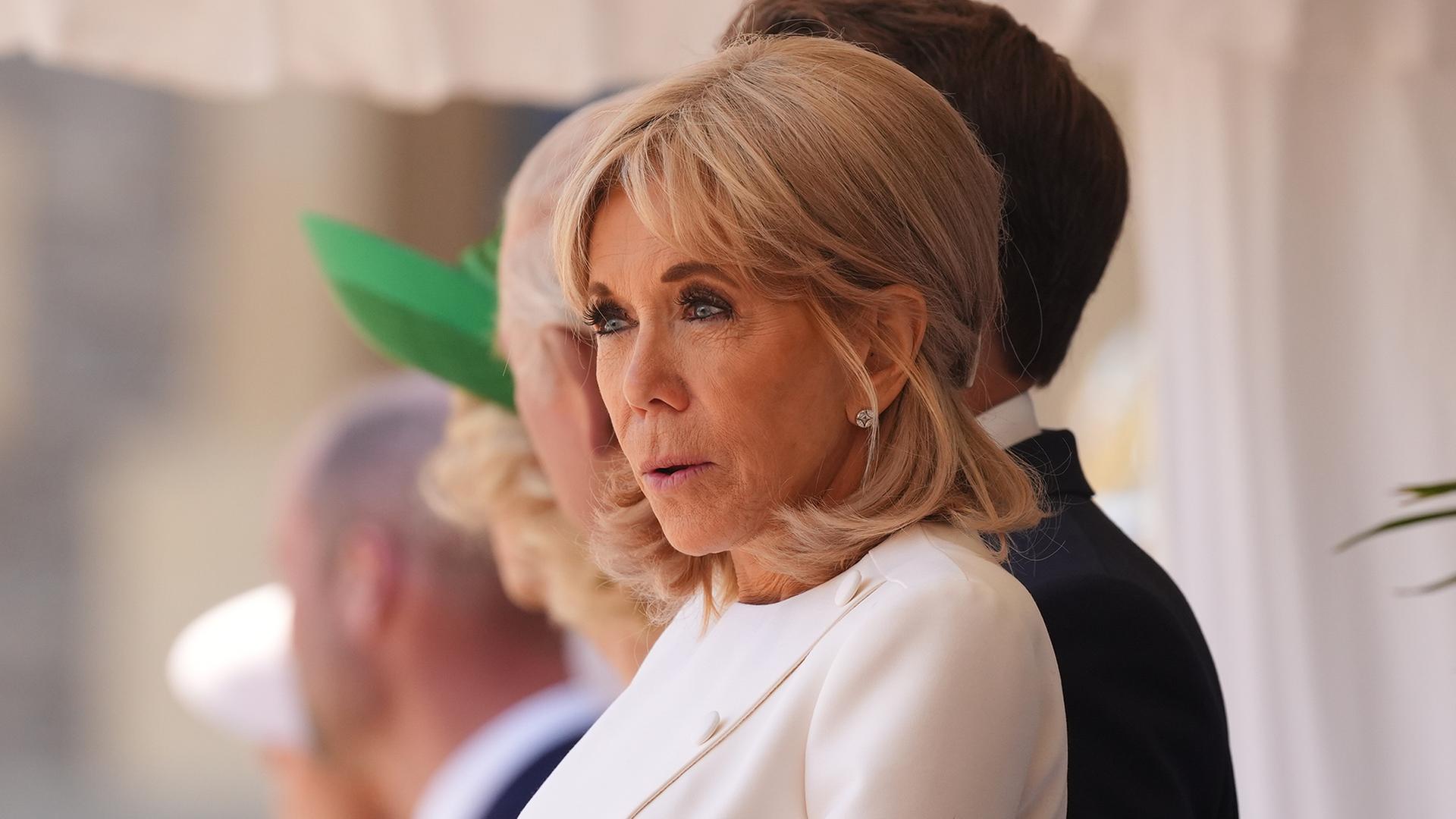 Frankreichs Première Dame: Brigitte Macron nennt Feministinnen "Schlampen" Frankreichs Première Dame: Brigitte Macron nennt Feministinnen