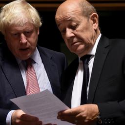 Der britische Außenminister Johnson und sein französischer Kollege Le Drian bei einem Treffen der EU-Außenminister in Luxemburg