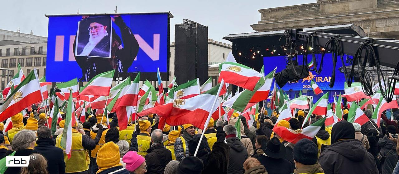 Berlin: Menschen sammeln sich vor dem Brandenburger Tor zu einer Demonstration für Freiheit im Iran. (Quelle: dpa/Rockrohr)