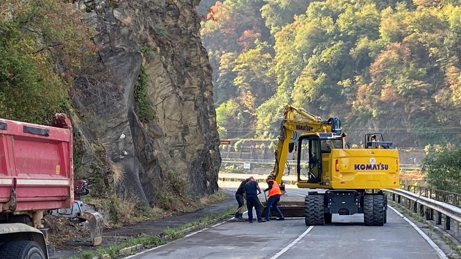 Felssturz an der Loreley - Fangzaun an B42 wird aufgebaut