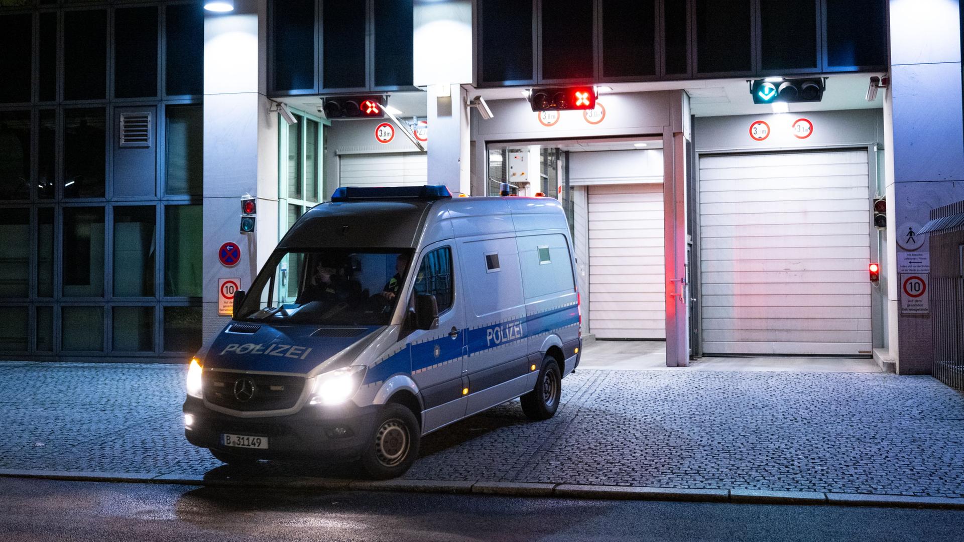 Ein Bereitschaftswagen der Polizei steht vor dem Amtsgericht Tiergarten in Berlin | dpa
