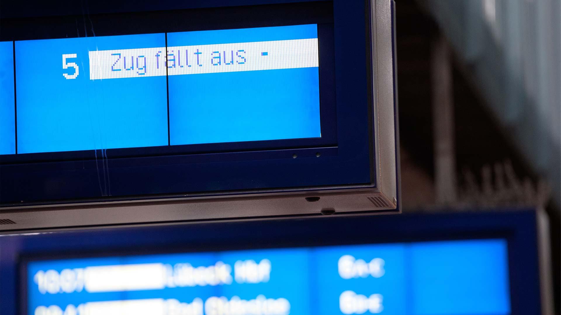 «Zug fällt aus» steht auf einer Anzeigetafel am Hamburger Hauptbahnhof.  | picture alliance/dpa
