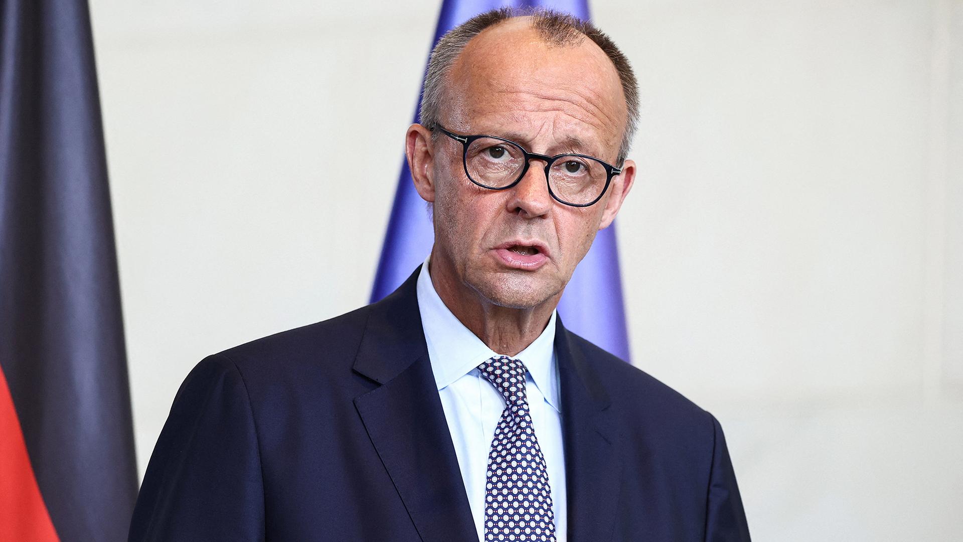 Friedrich Merz spricht auf einer Pressekonferenz. | REUTERS