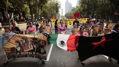 Angehörige der 43 Studenten, die am 26. September 2014 verschwunden waren, protestierten am 26. April 2023 in Mexiko-Stadt