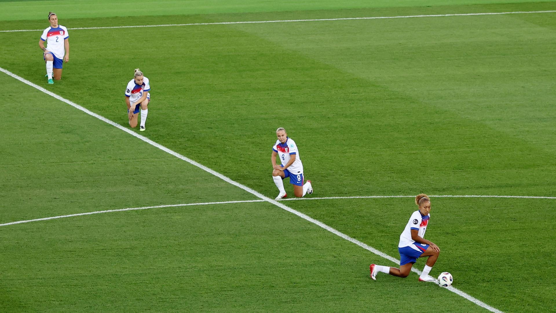 Englands Spielerinnen knien vor dem Spiel gegen Frankreich | REUTERS