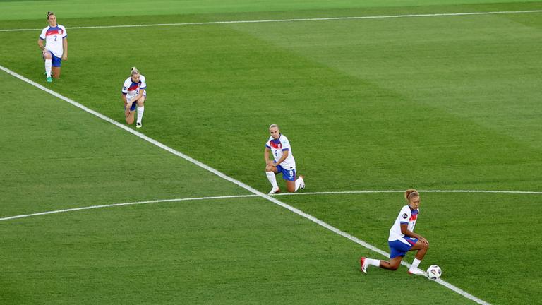 Englands Spielerinnen knien vor dem Spiel gegen Frankreich