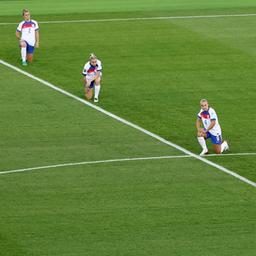 Englands Spielerinnen knien vor dem Spiel gegen Frankreich