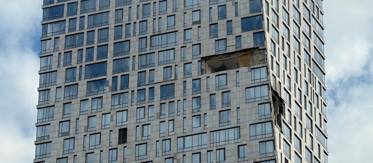 Ein beschädigtes Hochhaus in Moskau, Russland.