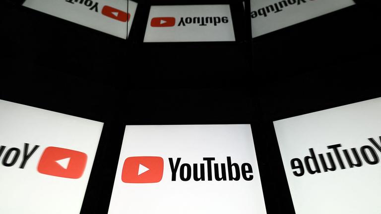 Auf einem Bildschirm sieht man das Logo von YouTube.