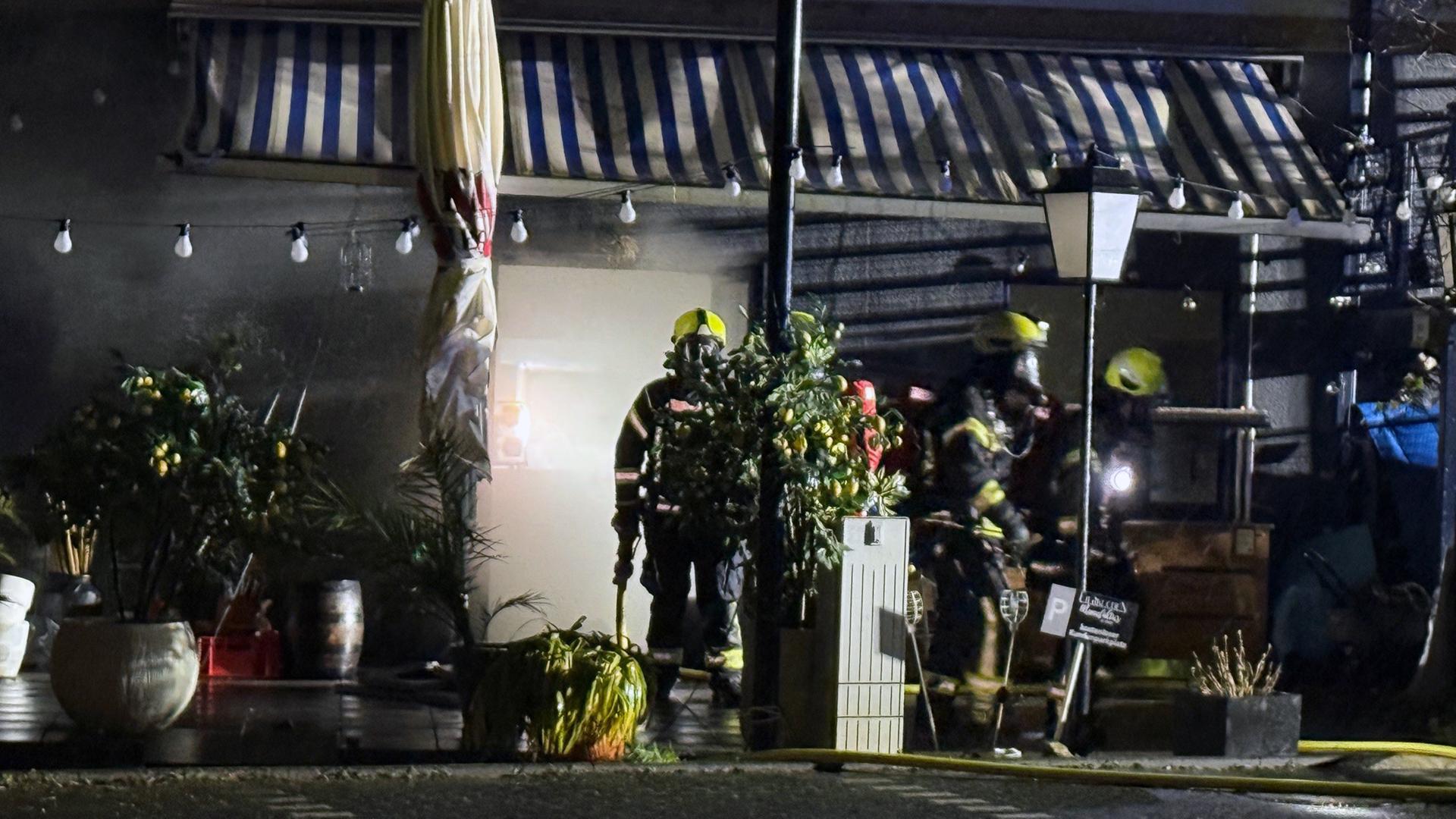 Brandstiftung Restaurant Troisdorf: Feuerwehr räumt benachbartes Hotel