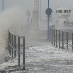 Wellen schlagen am Fähranleger in Dagebüll an Land.