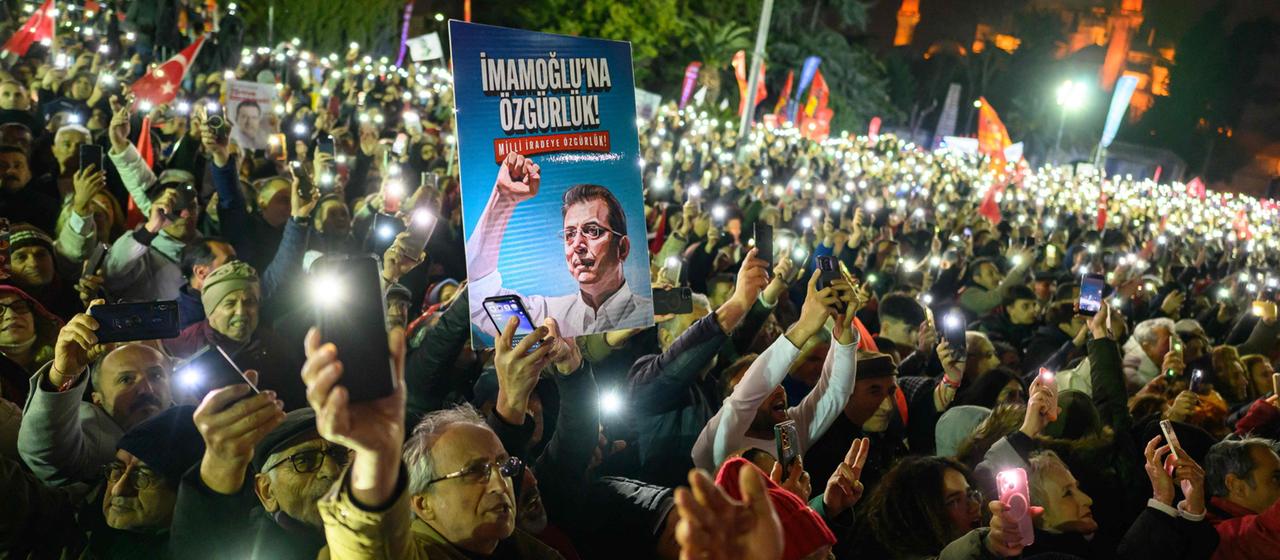 Anhänger des inhaftierten Politikers Imamoglu demonstrieren in Istanbul.