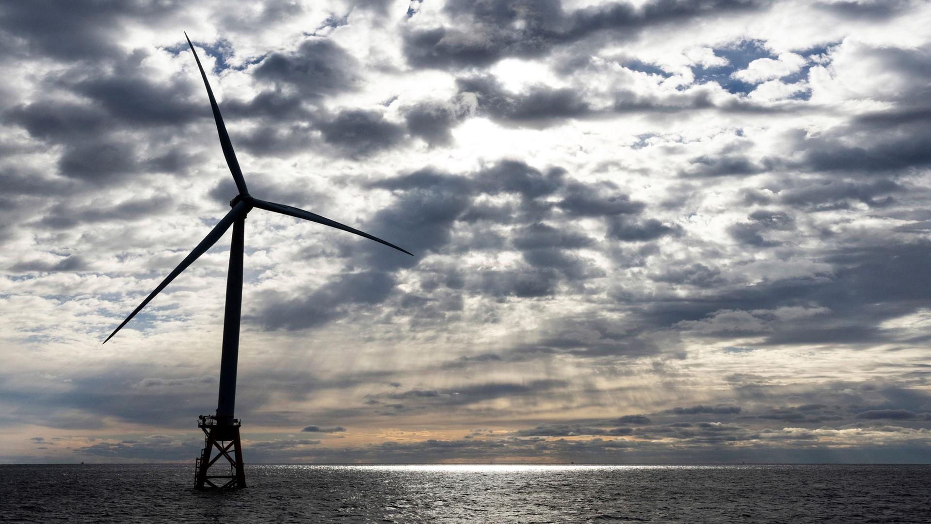 USA Flagge vor einem Offshore Windpark des Energieentwicklers Ãrsted vor Rhode Island. | picture alliance / ASSOCIATED PR
