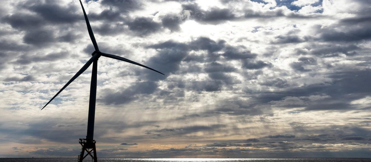 USA Flagge vor einem Offshore Windpark des Energieentwicklers Ørsted vor Rhode Island.