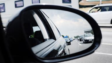 Stau auf der Autobahn im Seitenspiegel betrachtet