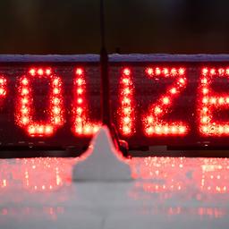 Der Schriftzug "Polizei", aufgenommen am 22.03.2024 während einer Verkehrskontrolle an der Berliner Straße. (Quelle: dpa-Bildfunk/Soeren Stache)