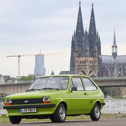 Ein älterer Ford Fiesta vor dem Rhein und dem Kölner Dom