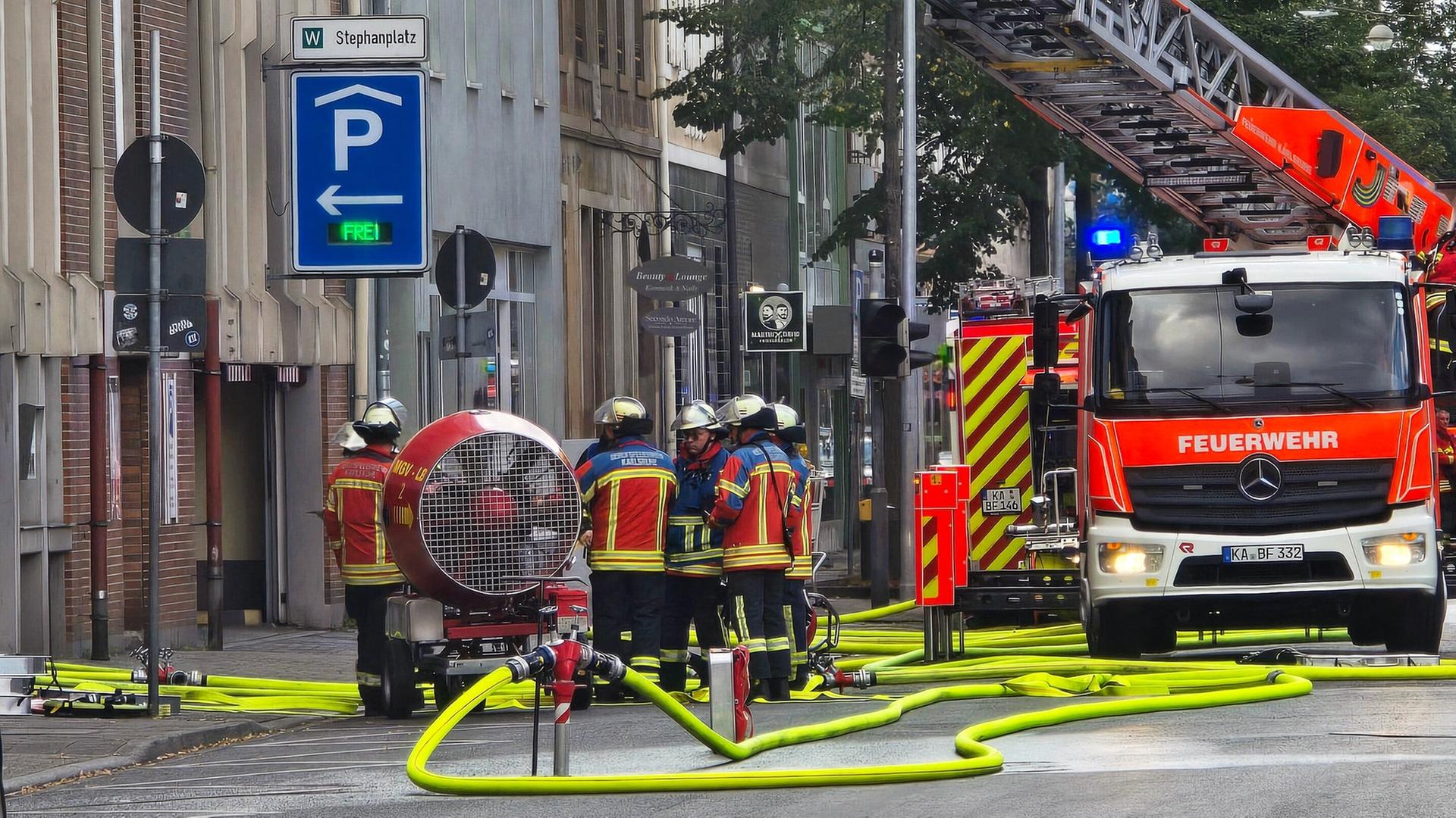 Brennende Autos lösen Großeinsatz in Karlsruher Parkhaus aus