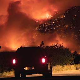 Ein Autofahrer beobachtet einen Waldbrand von einem Rastplatz auf dem Trans-Canada Highway aus.