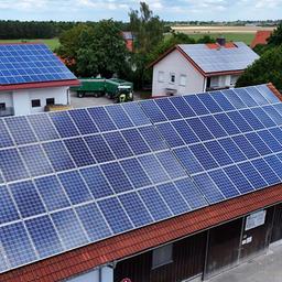 Solaranlagen auf Dächern von Stallungen und Wohnhäusern im ländlichen Raum.
