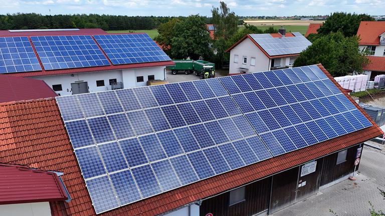 Solaranlagen auf Dächern von Stallungen und Wohnhäusern im ländlichen Raum.