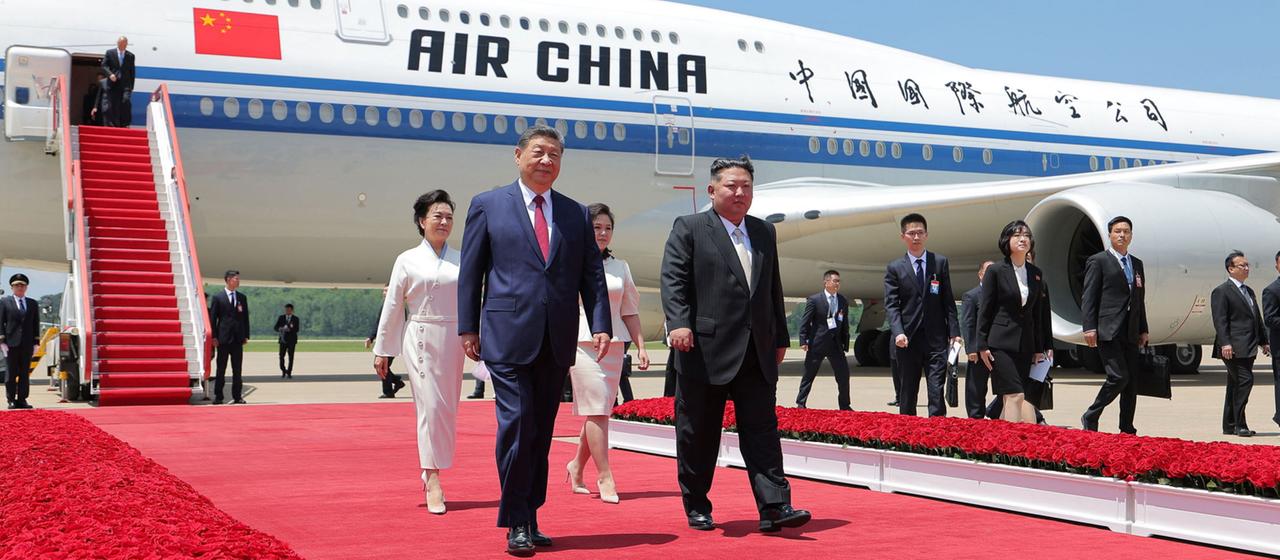 Das von der offiziellen nordkoreanischen Nachrichtenagentur Korean Central News Agency (KCNA) veröffentlichte Foto zeigt Xi Jinping und Kim Jong Un am Flughafen von Pjöngjang (Nordkorea).