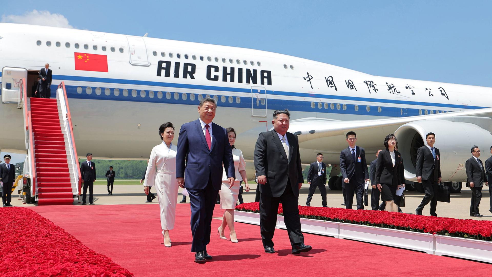 Das von der offiziellen nordkoreanischen Nachrichtenagentur Korean Central News Agency (KCNA) veröffentlichte Foto zeigt Xi Jinping und Kim Jong Un am Flughafen von Pjöngjang (Nordkorea). | AFP PHOTO/KCNA VIA KNS