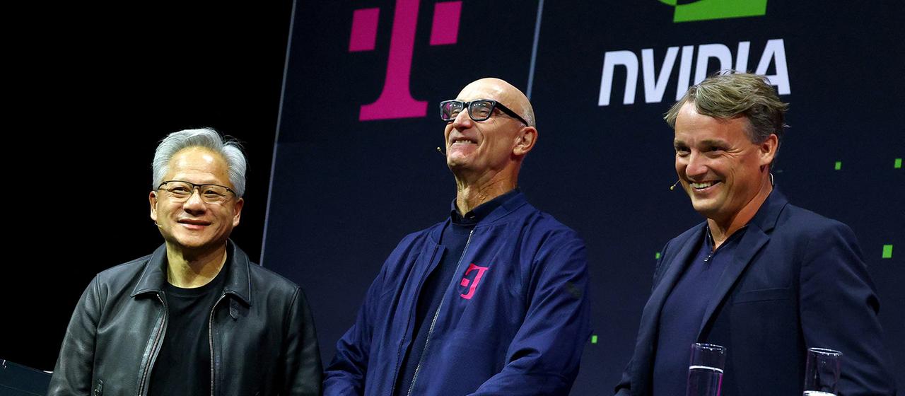 Jensen Huang, Tim Höttges und Christian Klein stellen ihr Projekt „Industrial AI Cloud“ im Rahmen einer Pressekonferenz in Berlin vor. | REUTERS Jensen Huang, Tim Höttges und Christian Klein stellen ihr Projekt „Industrial AI Cloud“ im Rahmen einer Pressekonferenz in Berlin vor.