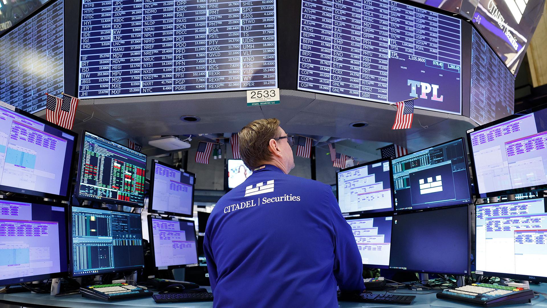 Händler an der New York Stock Exchange. | picture alliance / newscom