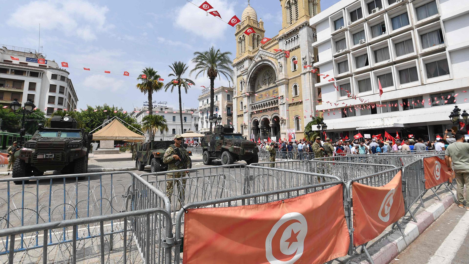 Sicherheitskräfte in Tunis bei einer Demonstration | AFP