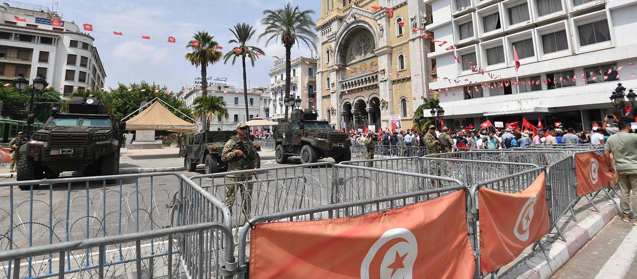 Sicherheitskräfte in Tunis bei einer Demonstration