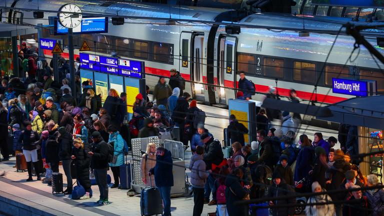 Wartende Menschen an einem Bahnsteig im Hamburger Hauptbahnhof (Aufnahme: 22.12.2023)