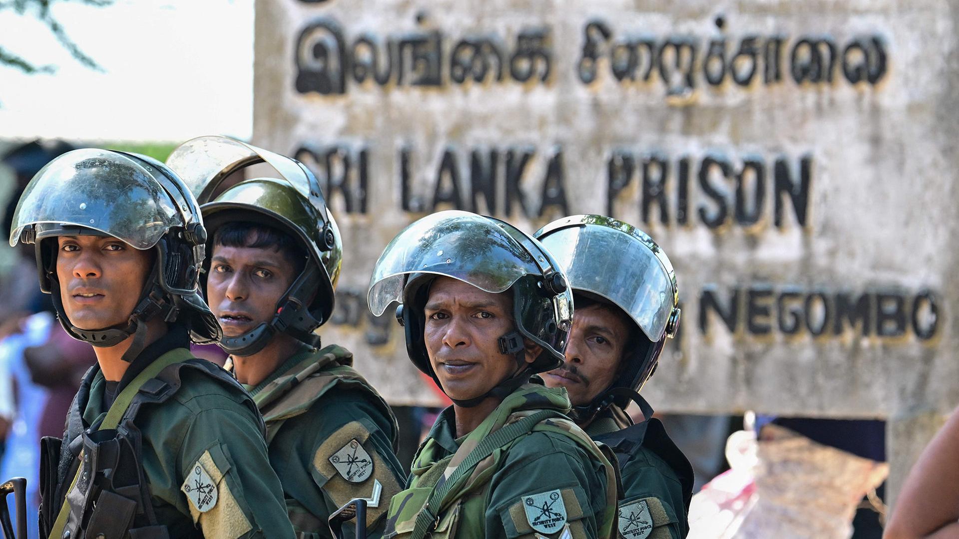 Soldaten der sri-lankischen Armee halten vor dem Gefängnis von Negombo nahe Colombo Wache. | AFP