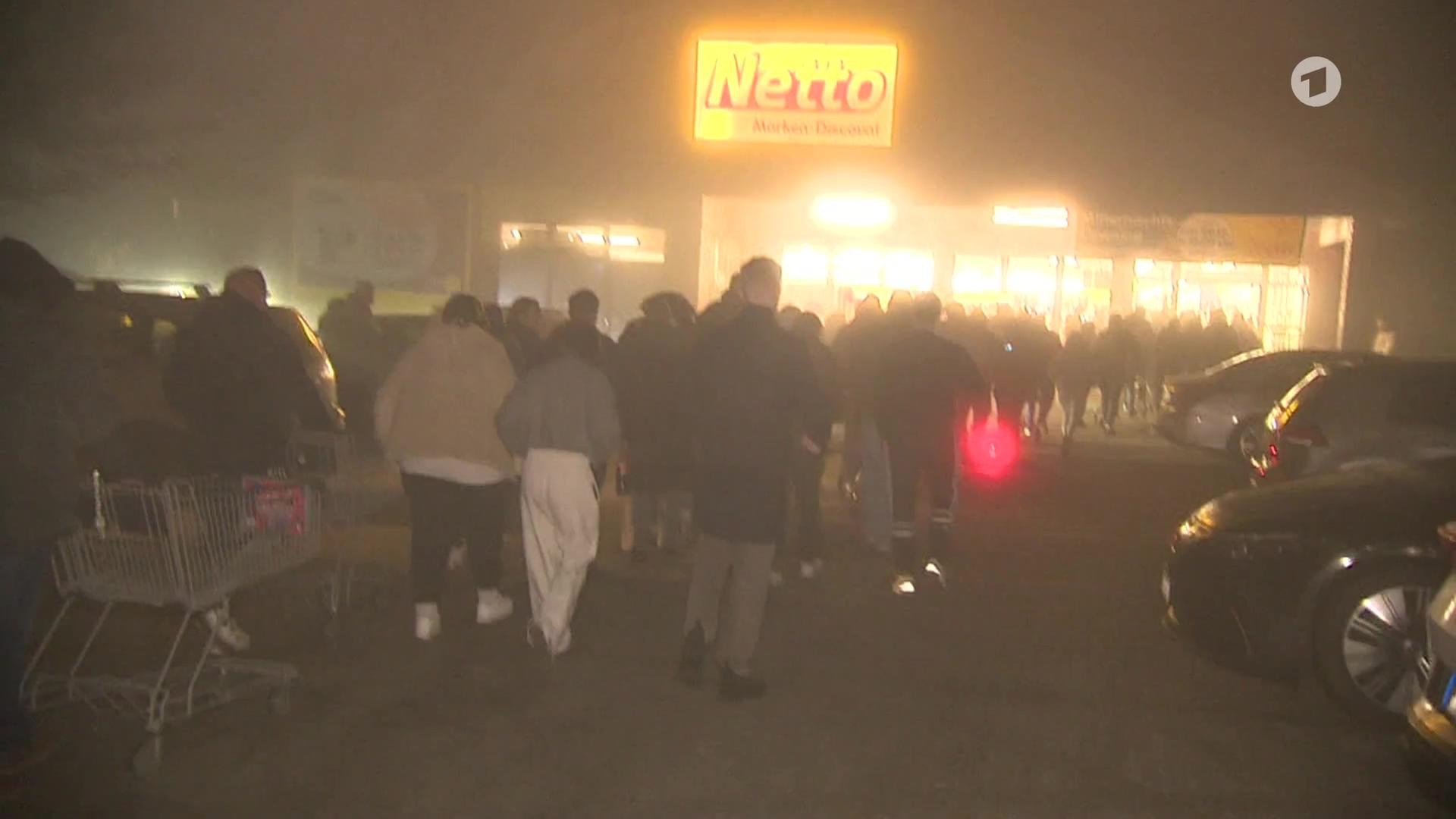 Menschen stehen Schlange vor einem Supermarkt in Kleve. | WDR Köln