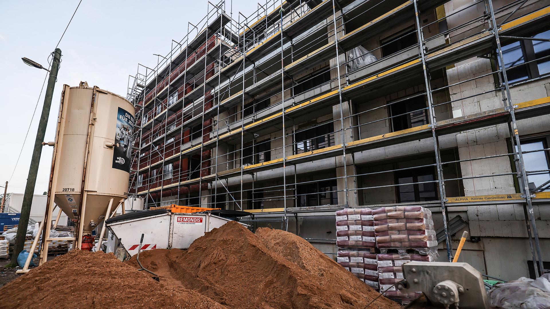 Ein Gerüst steht am Rohbau eines Wohnhauses.  | dpa