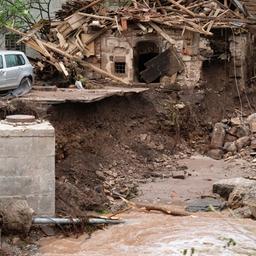 Blick auf ein durch Hochwasser zerstörtes Gebäude an der Wieslauf in Baden-Württemberg.