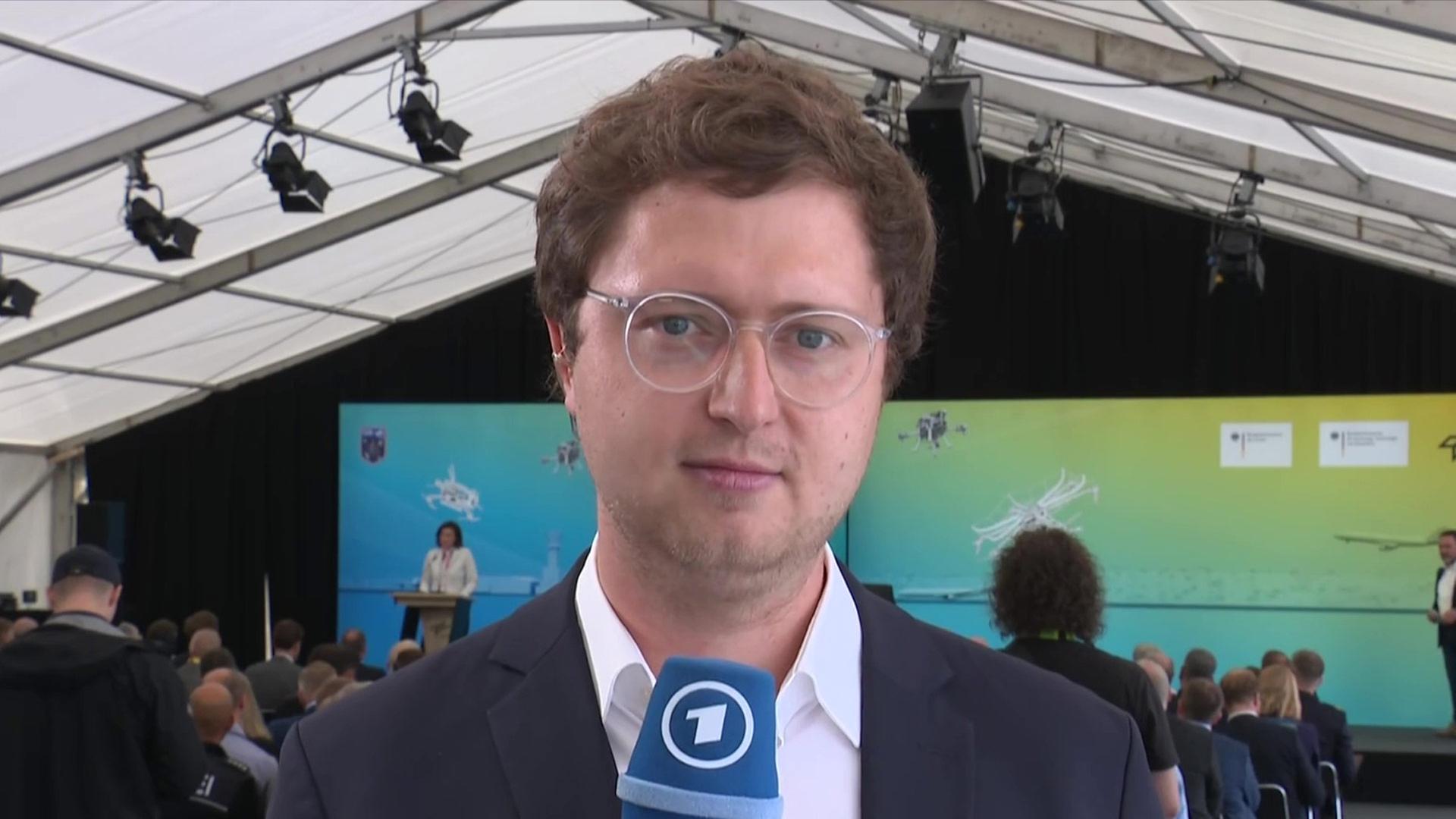 Manuel Mehlhorn, MDR, zur Eröffnung des neuen Technologiezentrums für Drohnensicherheit in Cochstedt