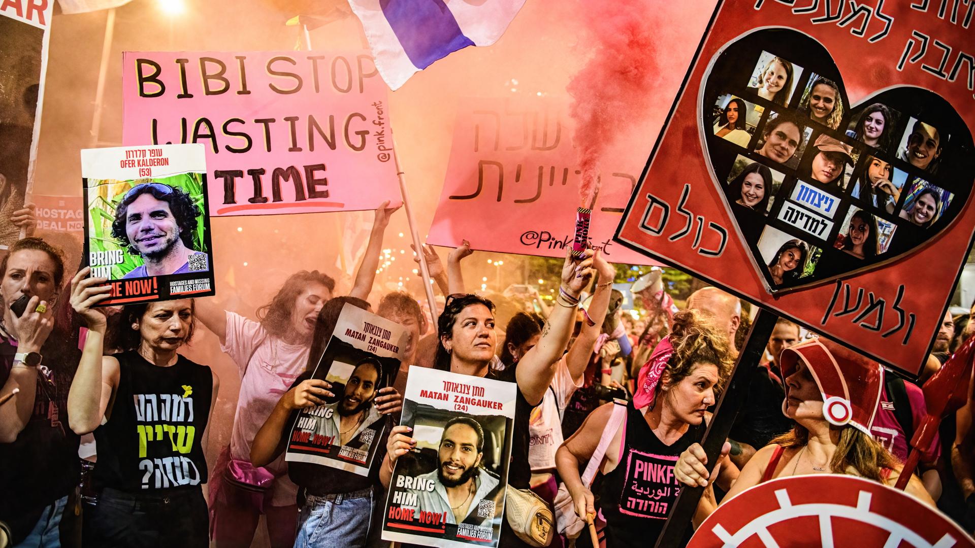 Angehörige von den von der Hamas verschleppten Geiseln protestieren in Tel Aviv.