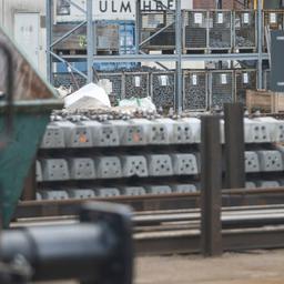 Gleisbaumaterialien lagern am Ulmer Hauptbahnhof.