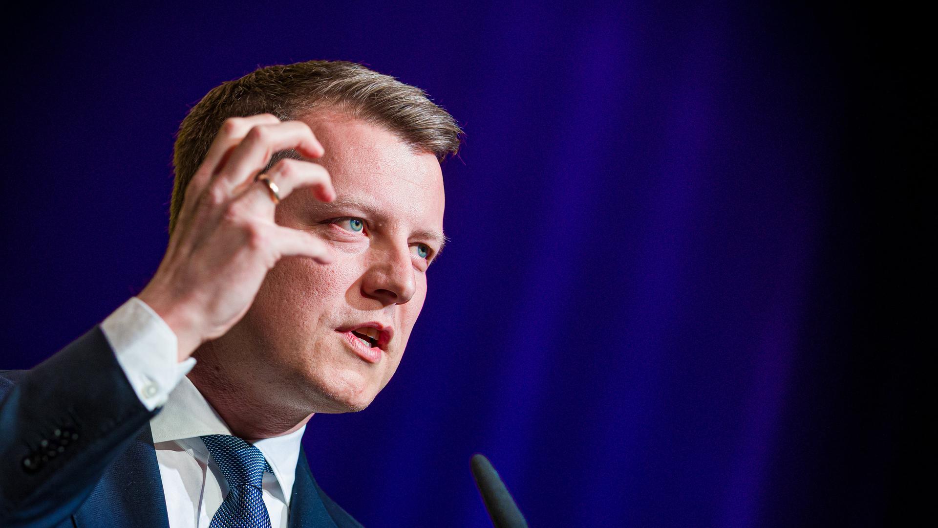 Henning Höne, Landesvorsitzender der FDP Nordrhein-Westfalen, spricht auf dem Landesparteitag der FDP Niedersachsen. | dpa