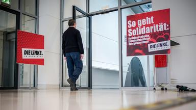 Ein Mitarbeiter des Bundestags geht zum Sitzungssaal der Fraktion von Die Linke auf der Fraktionsebene im Bundestag