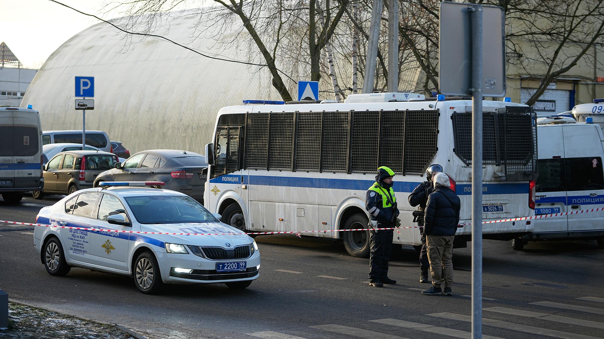 Polizisten sperren eine Straße in Moskau. | dpa