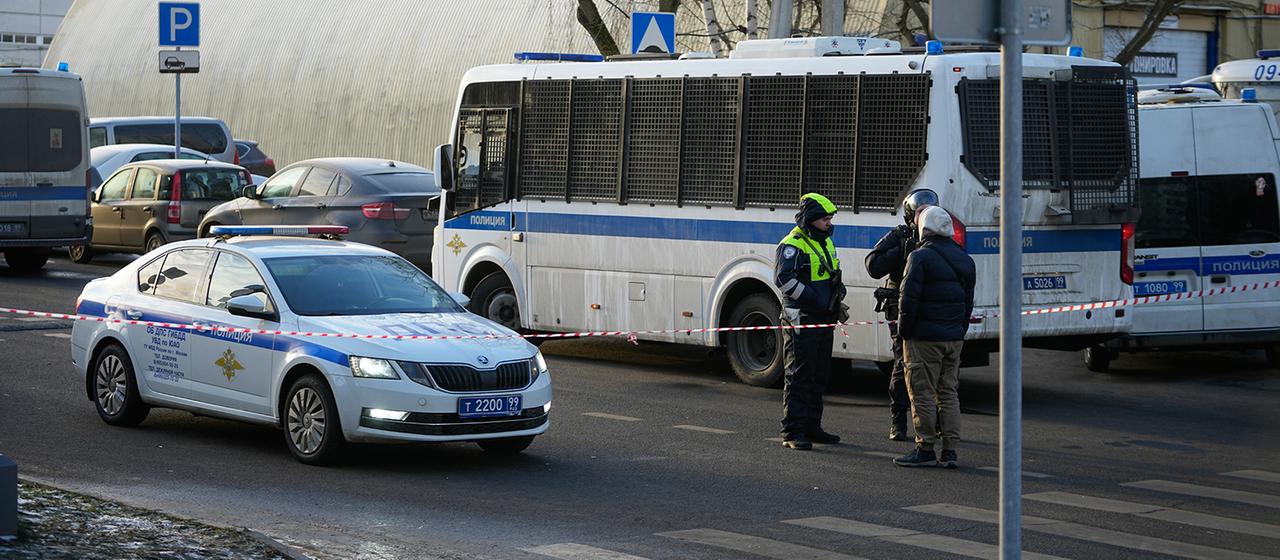 Polizisten sperren eine Straße in Moskau.