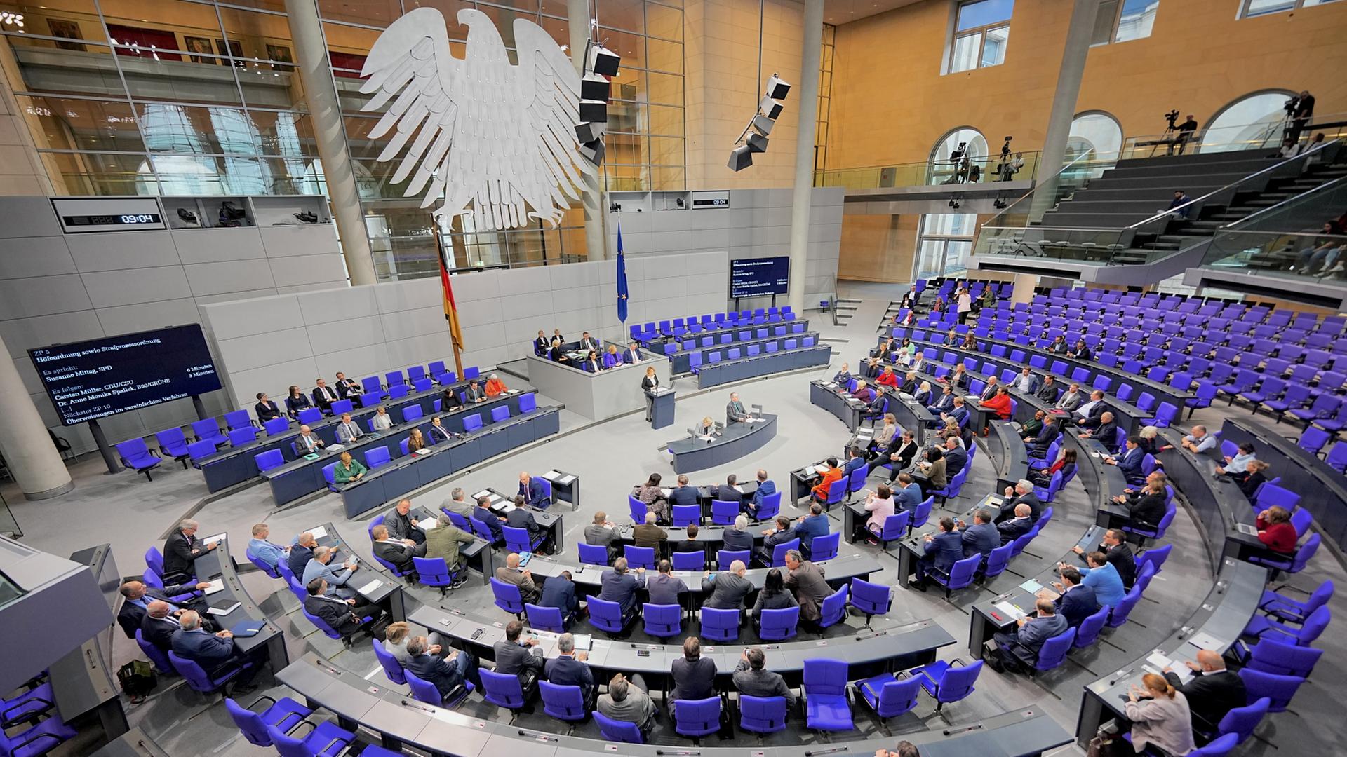 Die Parlamentarier verfolgen die Aussprache im Plenum im Bundestag.