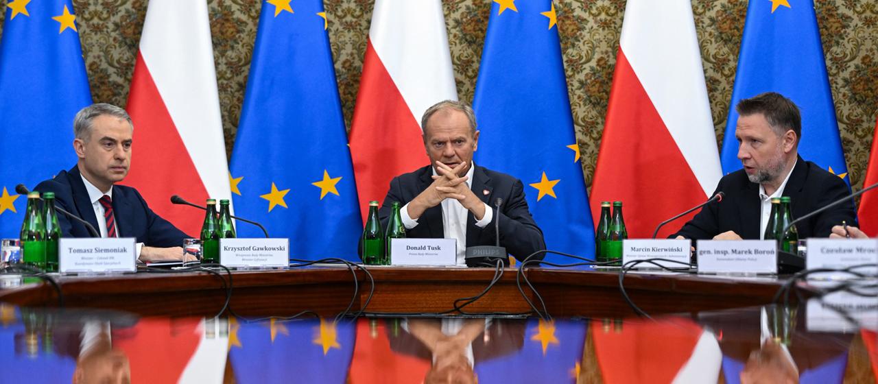 Krzysztof Gawkowski (1)、Donald Tusk (左) 和 Marcin Kirwinski (右)