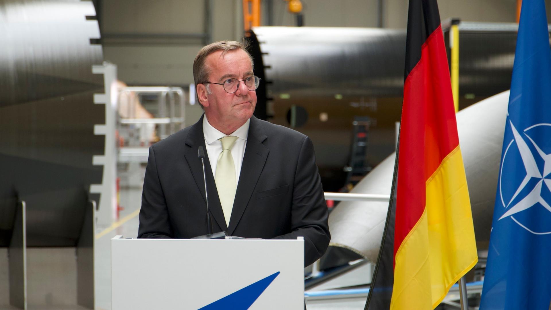 Verteidigungsminister Boris Pistorius (SPD) während seines Besuchs bei Isar Aerospace | Michael Faulhaber/dpa